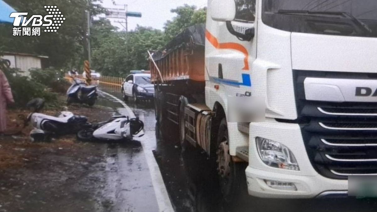 有片/桃園騎士鑽縫隙摔車 下一秒捲入砂石車巨輪遭輾斃