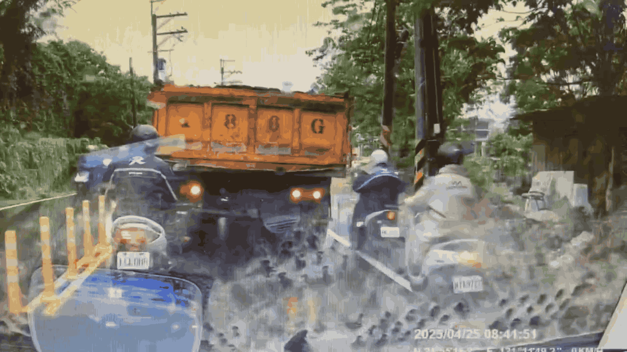 桃園騎士自摔,遭砂石車巨輪輾斃。(圖/TVBS)