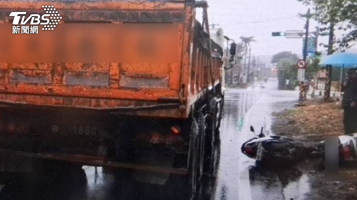 桃園騎士自摔,遭砂石車巨輪輾斃。(圖/TVBS)