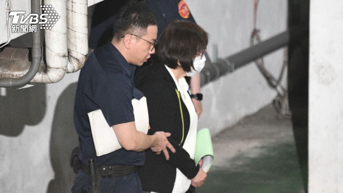 黃呂錦茹遭裁定「羈押禁見」 上銬搭囚車畫面曝