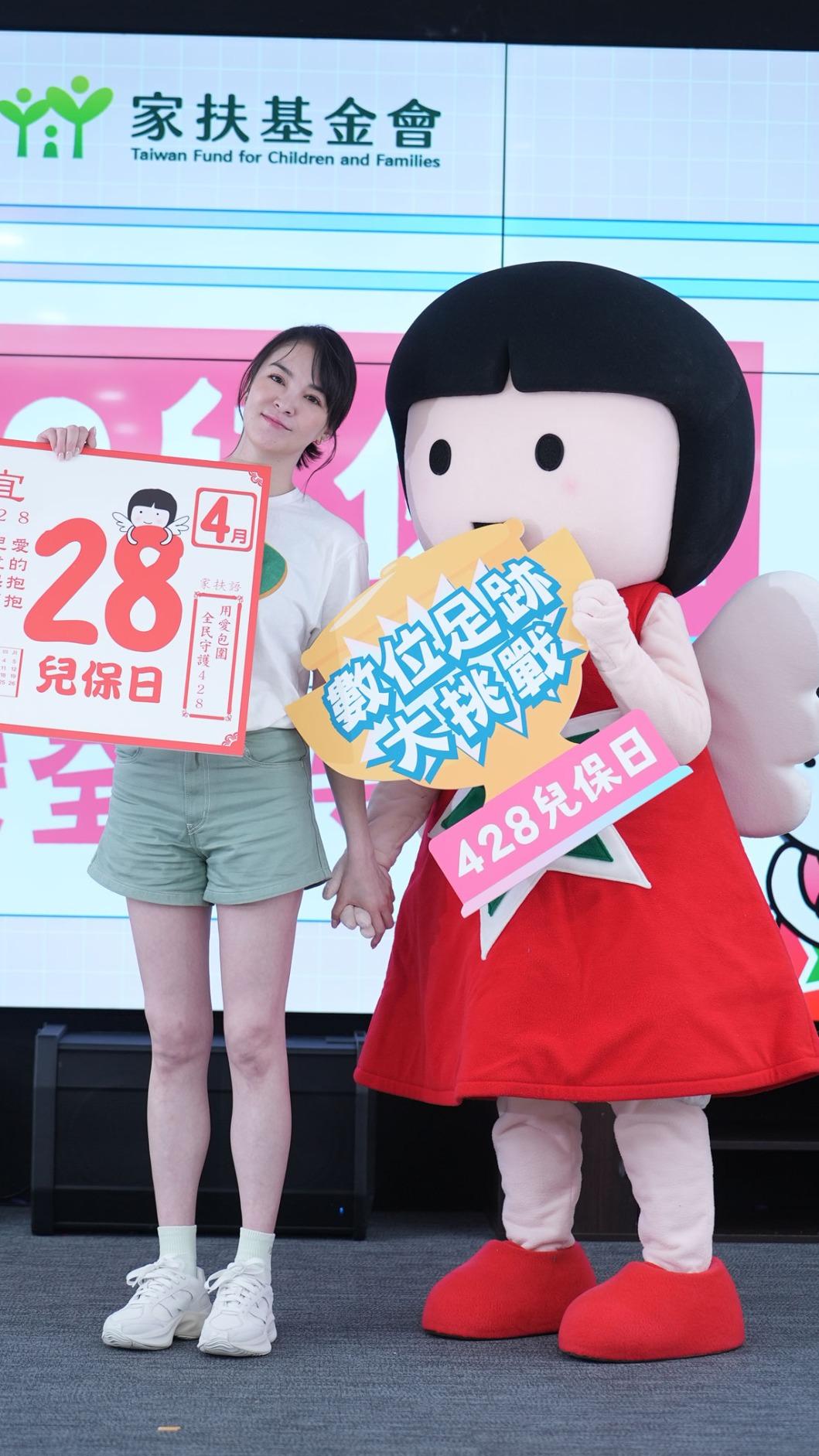 張榕容邀請民眾捐款幫助受虐兒少。(圖/家扶基金會提供)