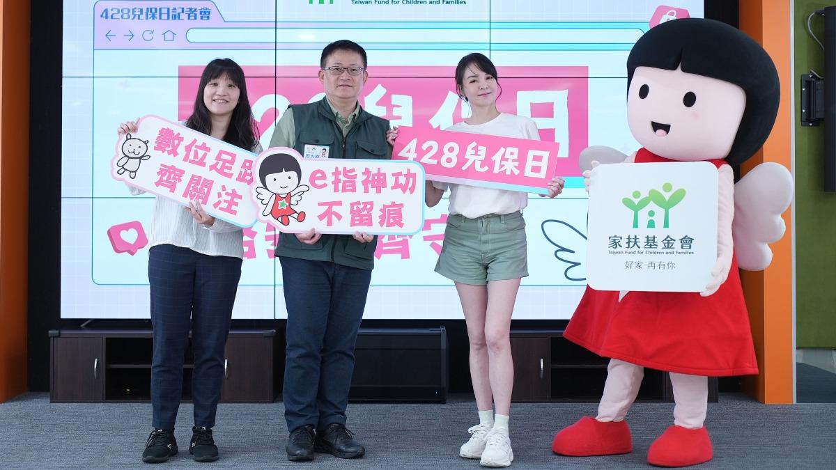 張榕容(右)相當關注女兒網路使用的狀況。(圖/家扶基金會提供)