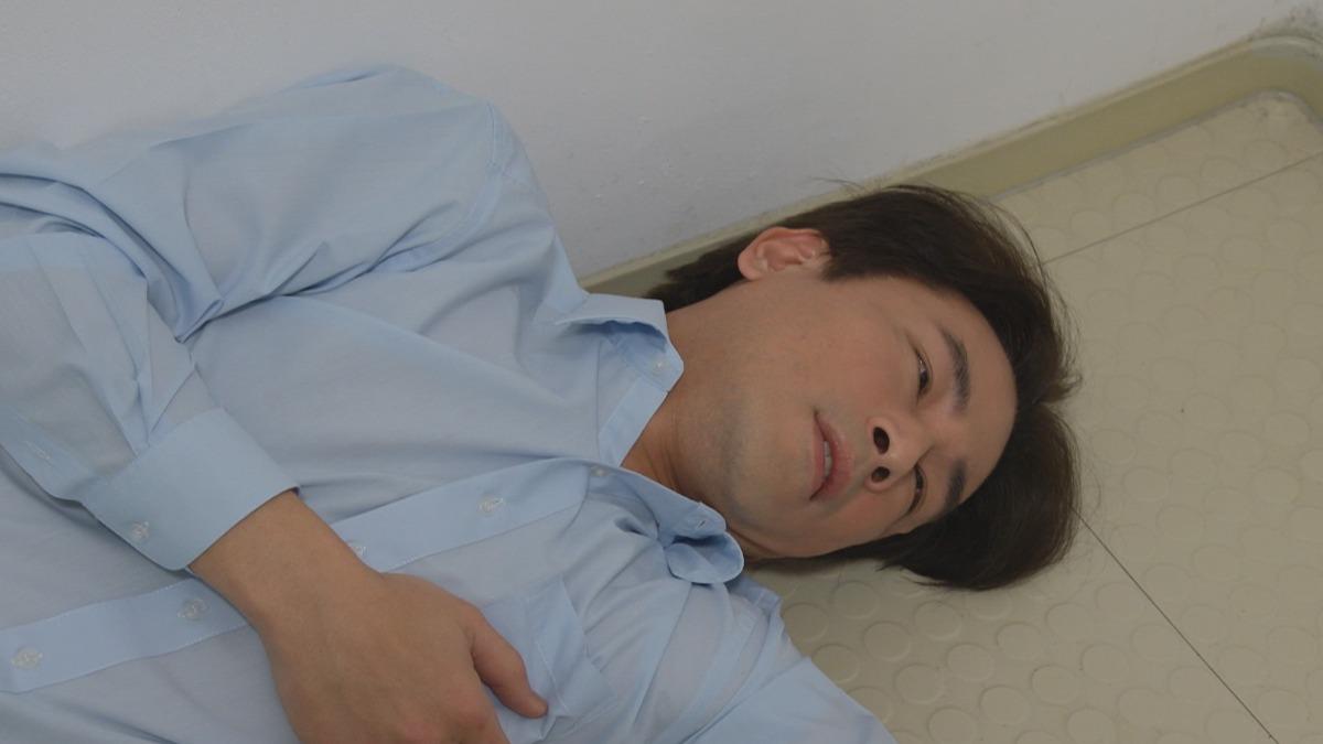 八點檔男星搏命演出!樓梯間慘摔「舊疾復發」 驚險場面曝光