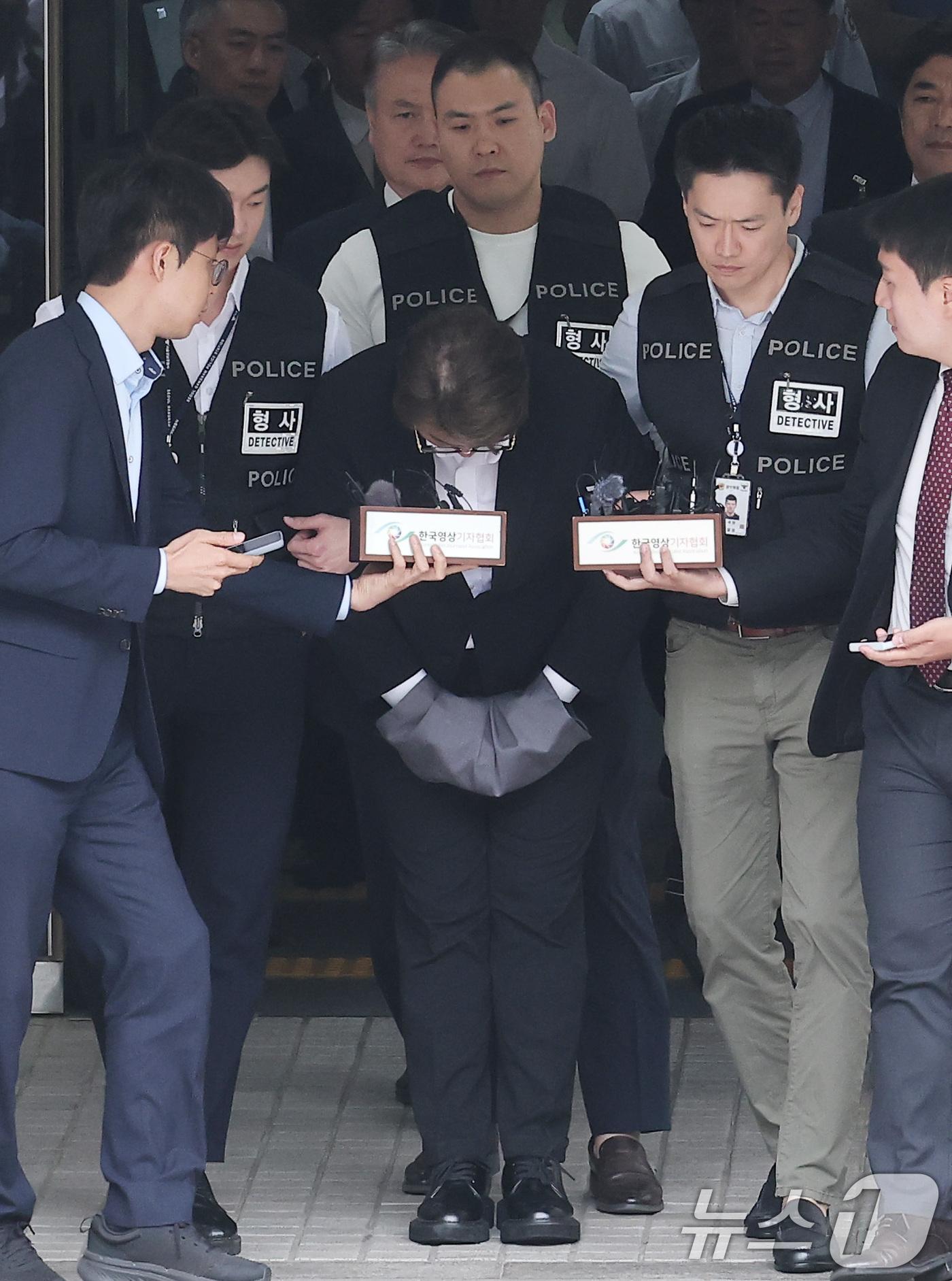 結束宣判後金浩仲在法院外對大眾道歉。(圖/news1提供)