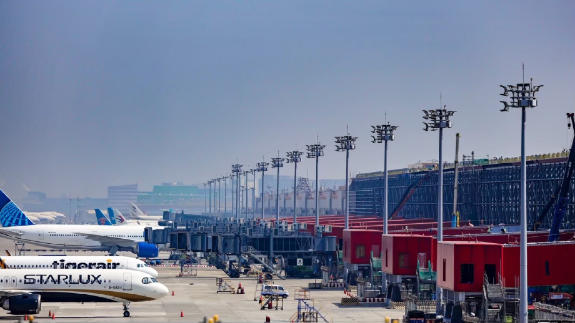 ▲下半年第三航廈北登機廊廳即將完工,將提供8個空側停機位,為空側調度增添彈性。(圖片來源:桃園國際機場)