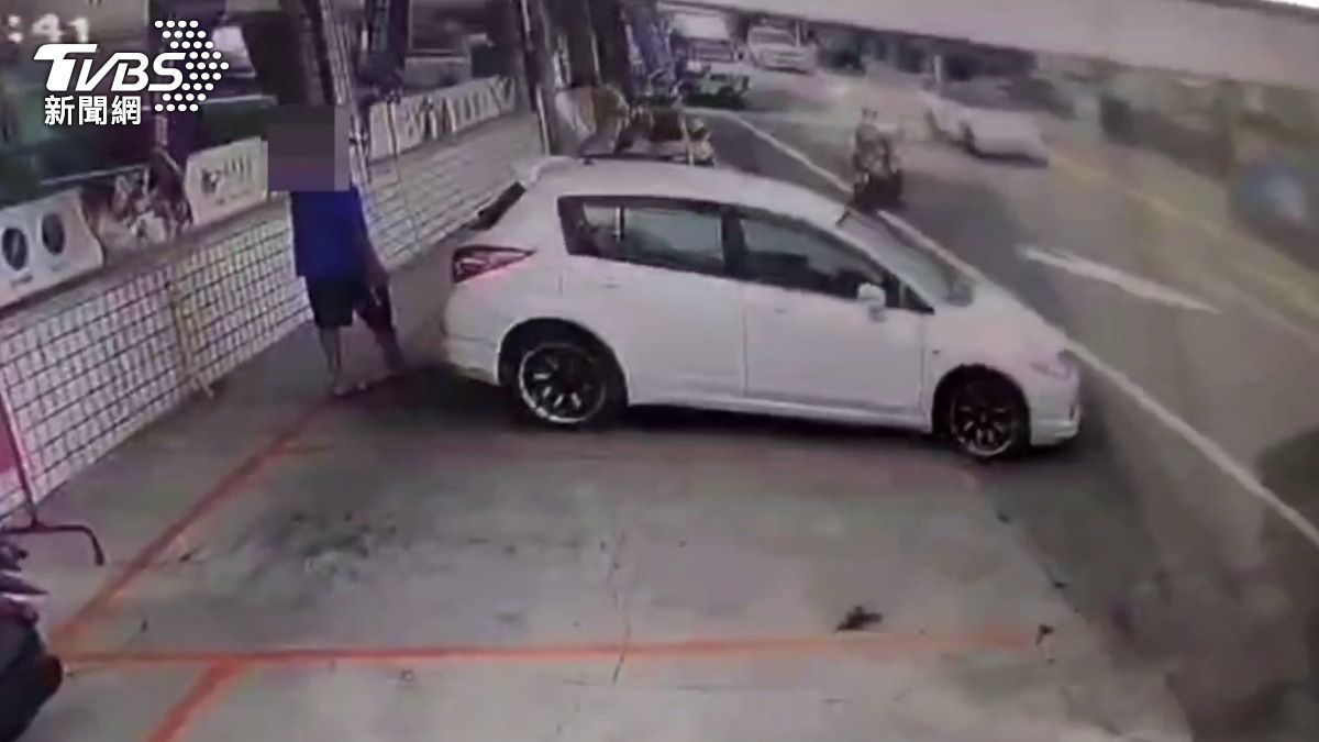 陳男發現白色車輛未上鎖便潛入行竊 。(圖/翻攝畫面)