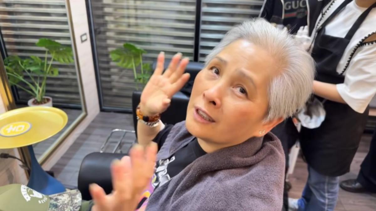 羅媽9年來都頂著自然白髮,如今決定染回深色髮型。(圖/翻攝自羅志祥IG)