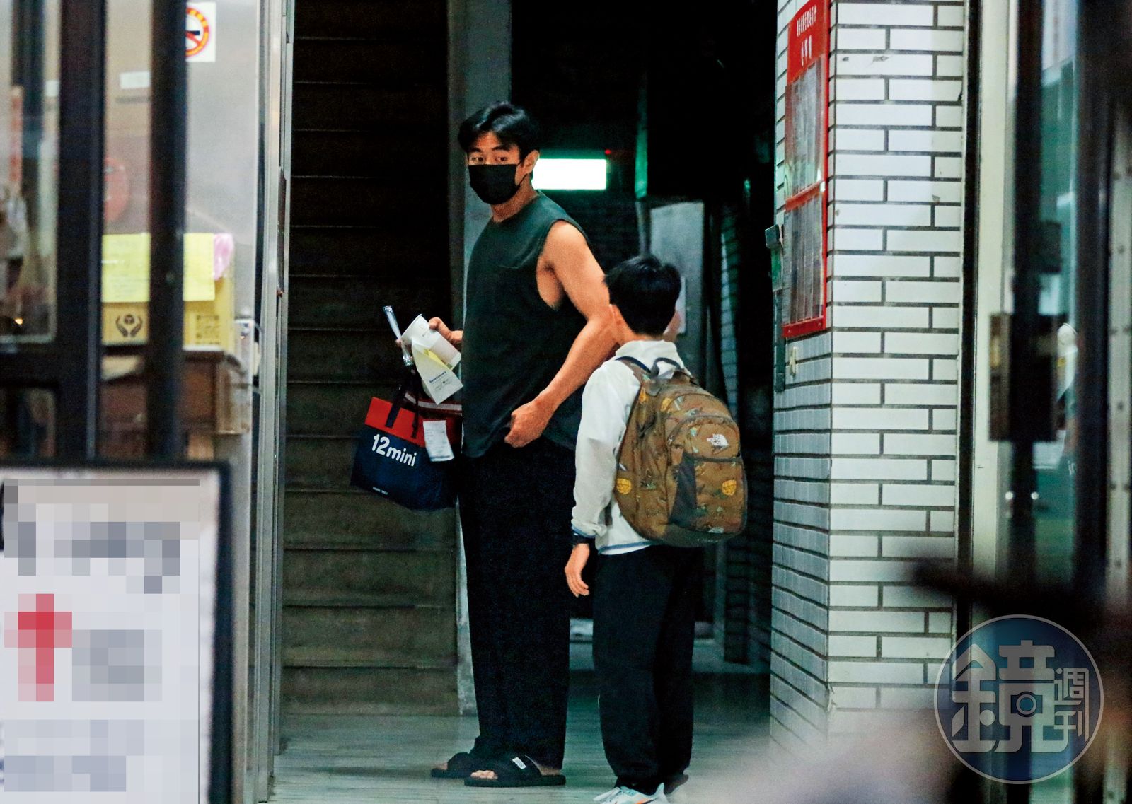 4/14 18:37約1個小時後,張祐嘉竟然換了一身家居服現身,下樓外出採買。(圖/鏡週刊)