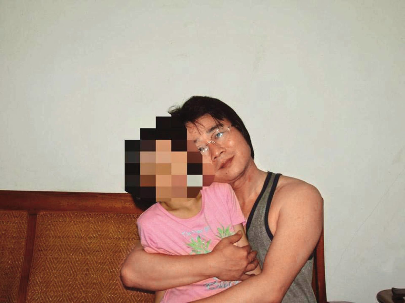 劉志勤(右)親密地抱著女兒合影,看似相當顧家,最後卻對5名小孩狠下毒手。(圖/翻攝畫面)