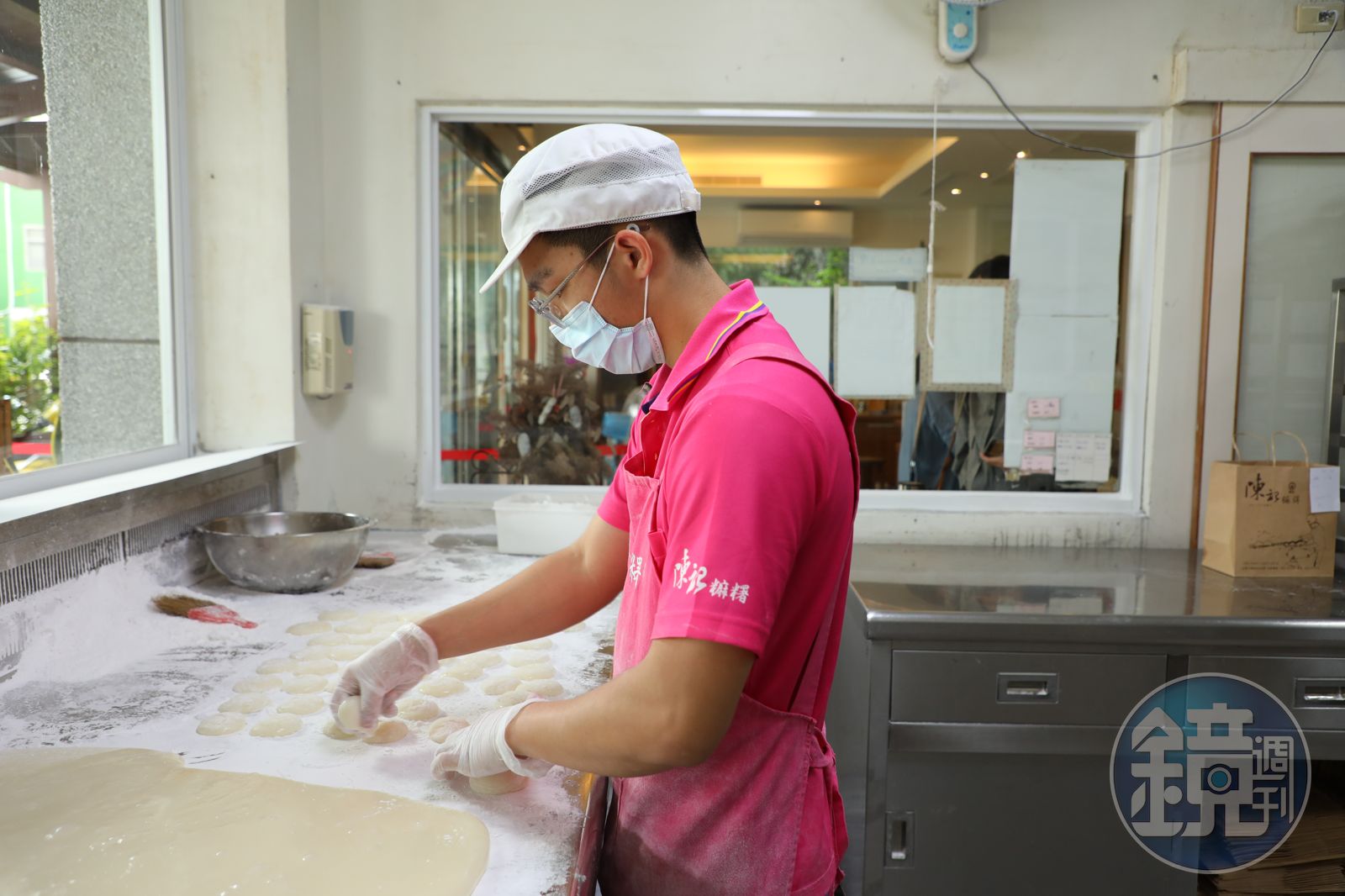 陳記多年來堅持手工製作，且製作過程透明，商品皆是當日現做，售完為止。（圖／鏡週刊）