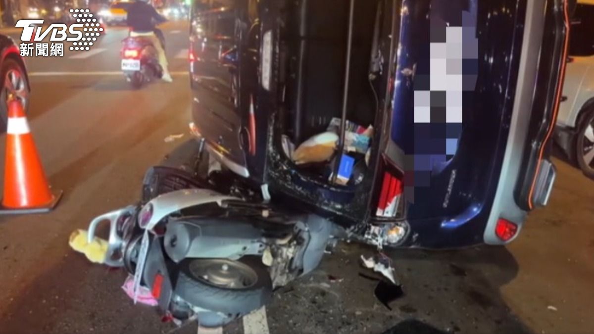 台中轎車搖晃撞路邊停車翻覆　母載孩遭波及機車壓成「鐵餅」