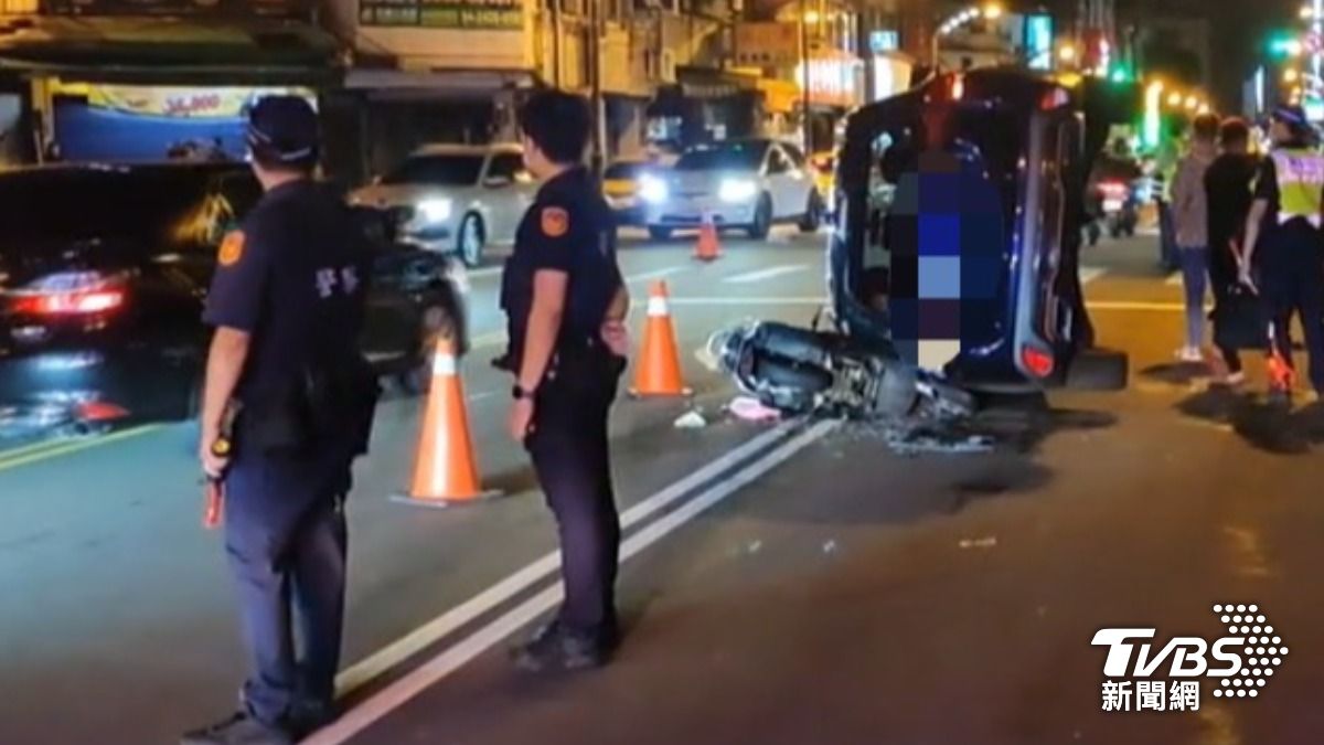 小客車不明原因翻車,結果波及到一台雙載機車,媽媽、小孩被壓住。(圖/TVBS)