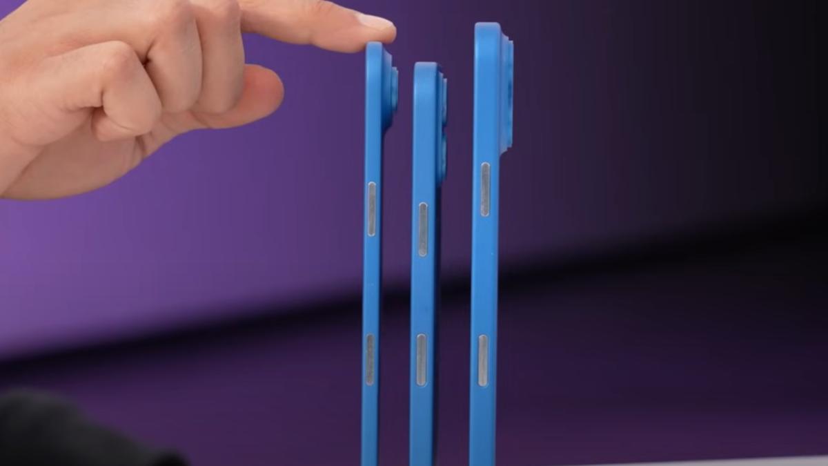 iPhone 17 Air模型薄度讓Yotuber驚豔。(圖/翻攝YouTube Unbox Therapy)