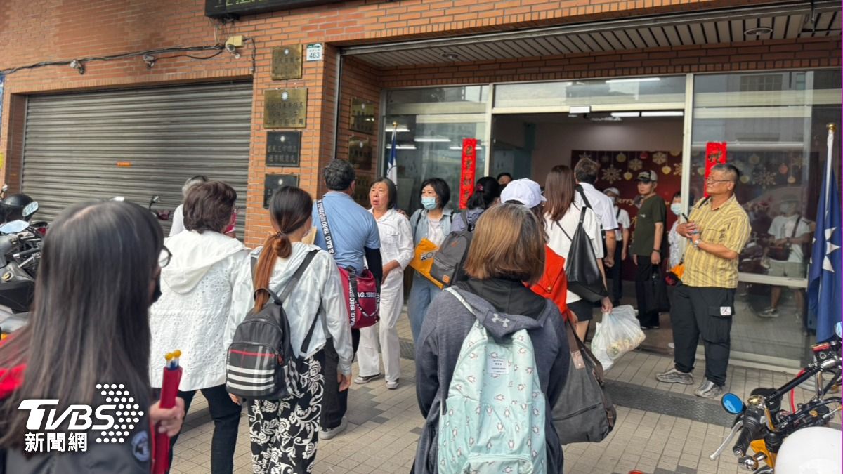 一早7時30分許市黨部集結準備北上民眾。(圖/林雅婷攝)