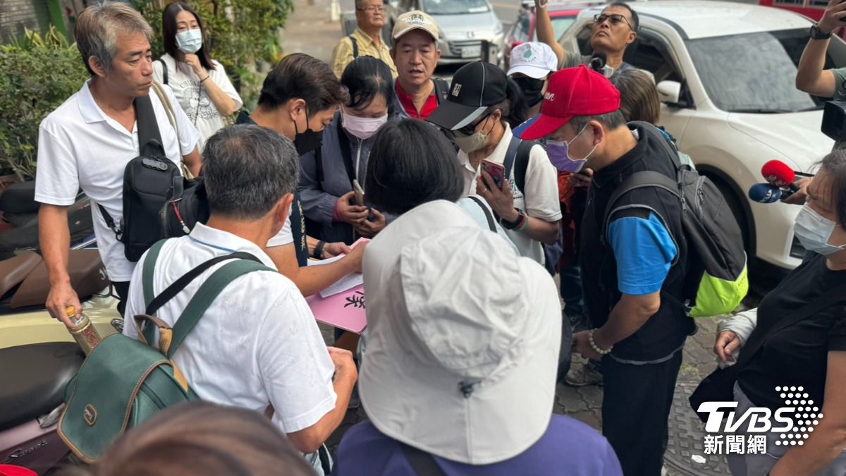 高雄市議會國民黨團動員民眾北上。(圖/林雅婷攝