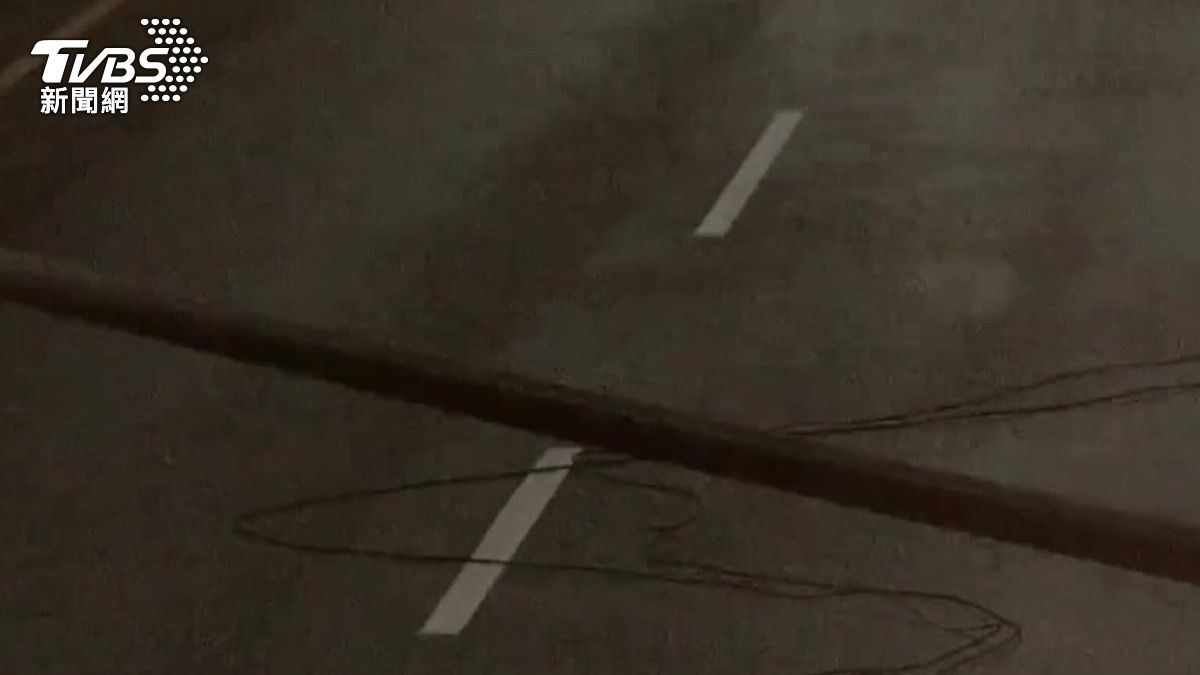 肇事男子段撞路燈後橫倒在路中間,導致一車撞上一騎士摔車受傷。(圖/TVBS)