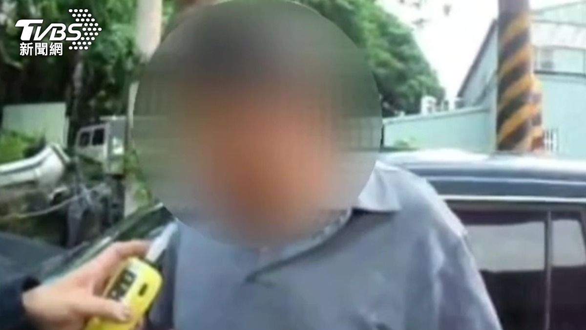 肇事駕駛酒測值超標被依法送辦。(圖/TVBS)