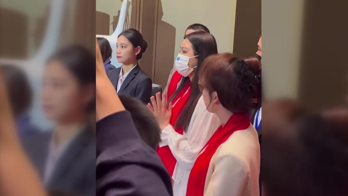 王祖賢出席「國際灸法大會」,粉絲爭睹女神風采。(圖/翻攝自小紅書)