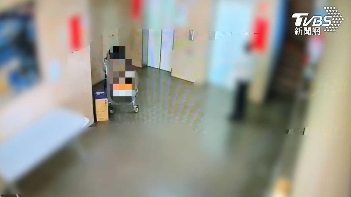 接體車被拖走，只能無奈將大體停放在電梯口外乾等。（圖／TVBS）