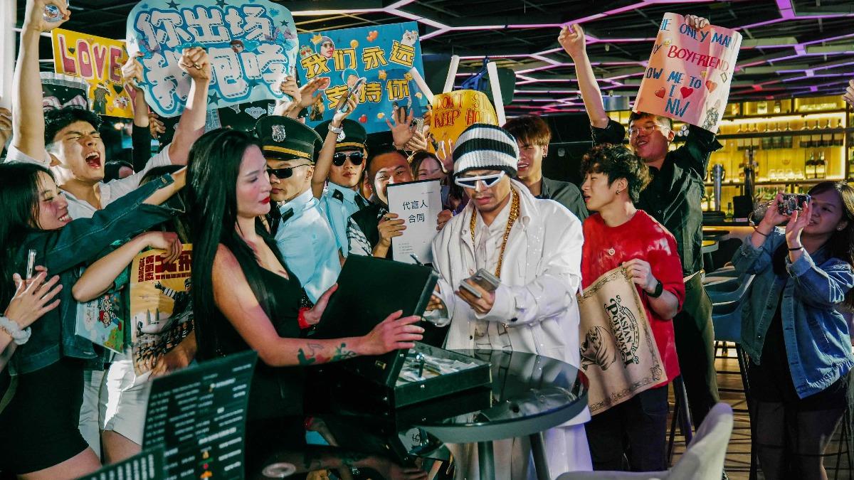 黃明志透過新歌揭露演藝圈的真實面。(圖/亞洲通文創提供)