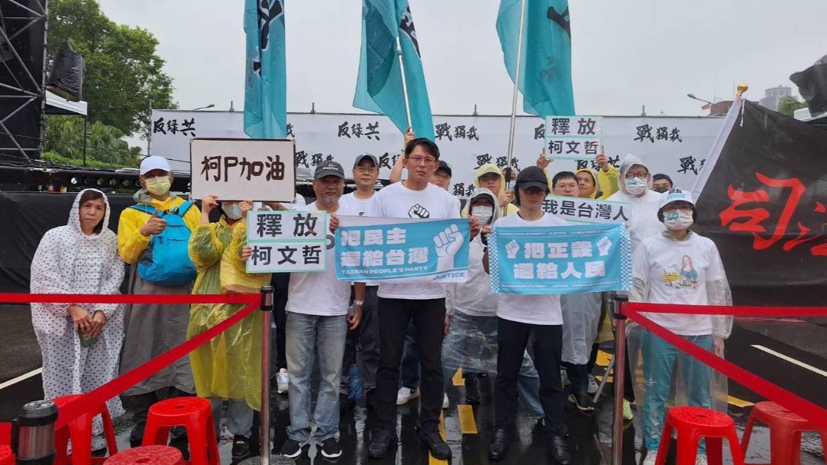 426凱道遊行今登場 黃國昌抵現場秀「雨中照」:風雨無阻