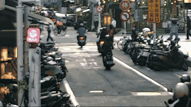 機車騎士與要價1800萬的紅色法拉利發生擦撞。（圖／TVBS）