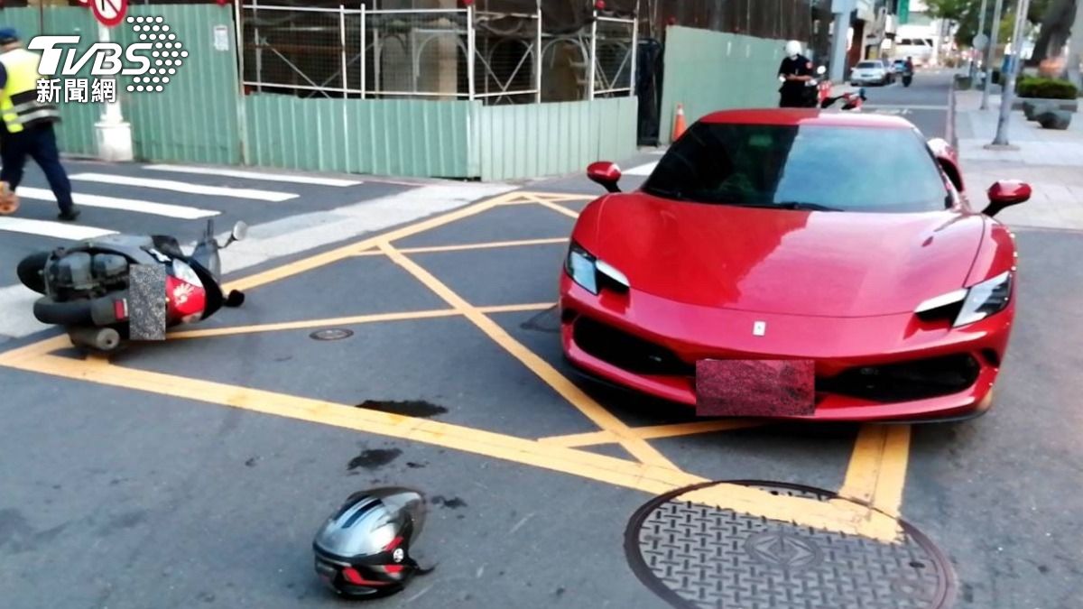 阿伯撞上的超跑是法拉利296GTB。(圖/TVBS)