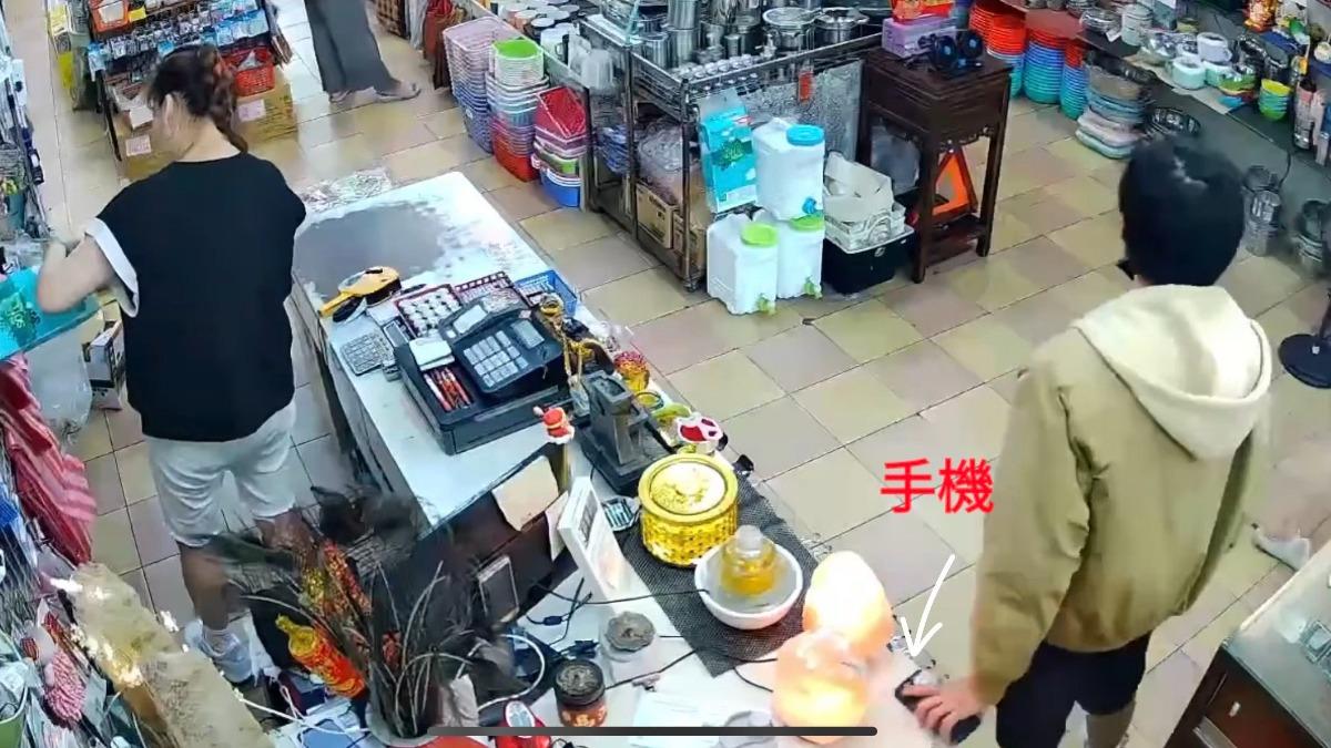 嫌犯趁店家不注意偷手機遭肉搜。(圖/翻攝臉書宜蘭知識+)