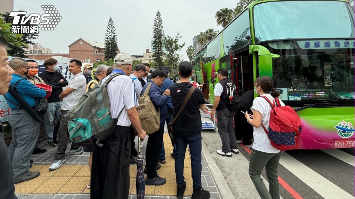 現場聚集相當多的民眾要搭車北上。（圖／陳祁攝）