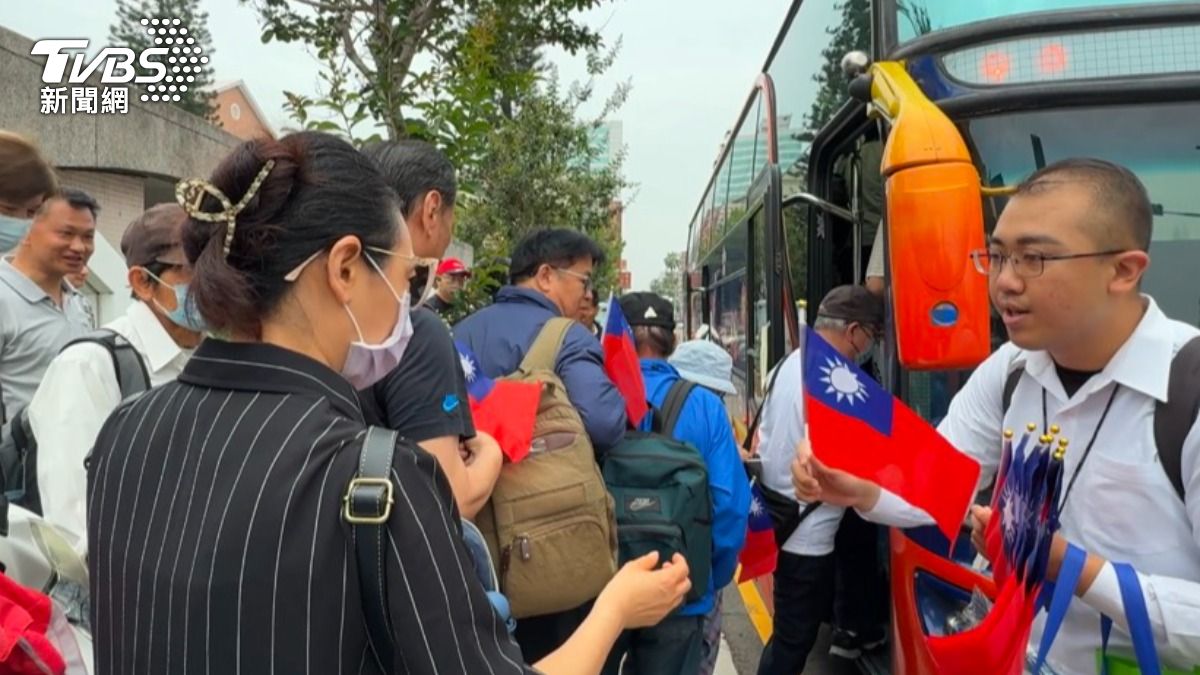 羅印翔發放國旗小物。(圖/陳祁攝)