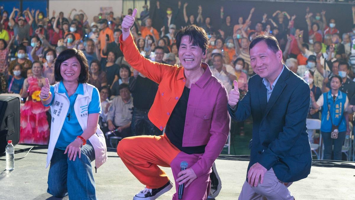 羅時豐開心和全場歌迷合照。(圖/台東縣政府社會處提供)