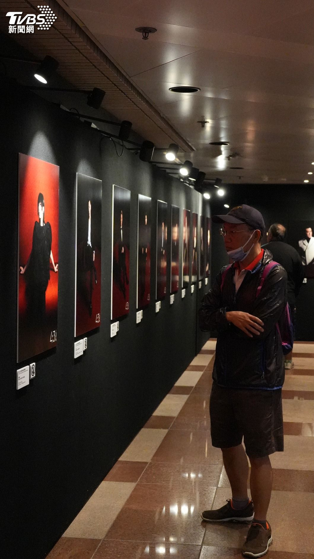 大會在香港文化中心長廊展出入圍者海報,吸引影迷前往欣賞。(圖/粘祐誠攝)