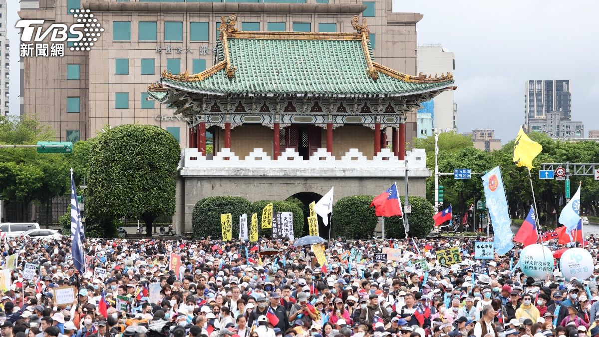 426上凱道/人漫到景福門!藍喊「超過25萬人」 小草搶搖滾區
