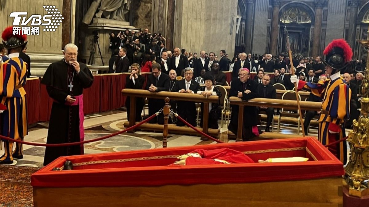 台灣特使陳建仁(前排跪姿左3)與其夫人(前排跪姿左4)瞻仰方濟各遺容。(圖/TVBS)