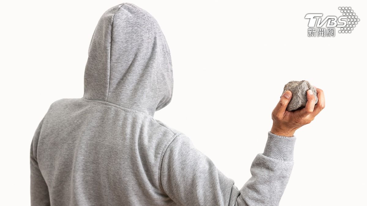 美國屁孩丟石頭砸死女駕駛!謀殺罪成立 最慘恐被終身監禁