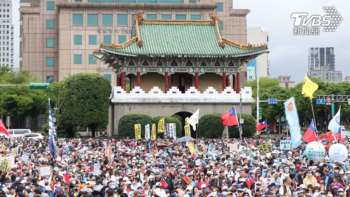 國民黨在台北凱達格蘭大道舉辦「反綠共 戰獨裁」集會。(圖/華子琛攝)