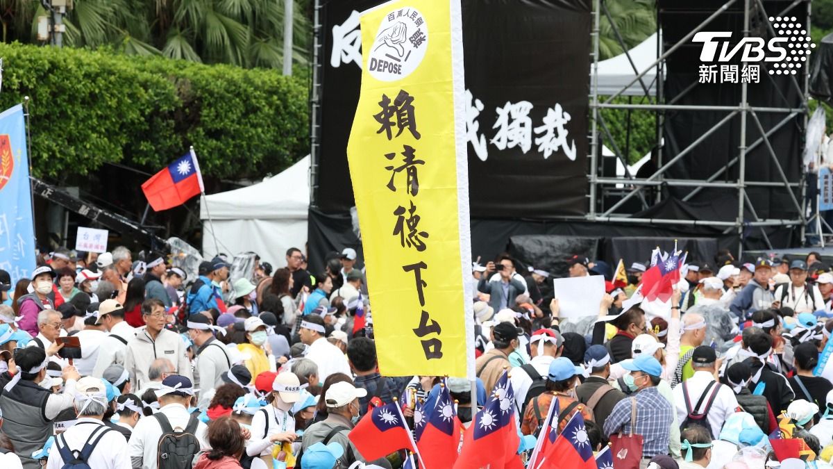 有民眾舉「賴清德下台」的旗幟。(圖/華子琛攝)