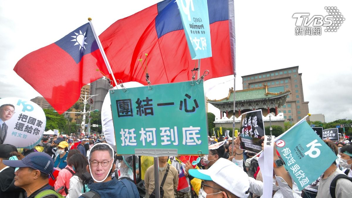 小草在426集會舉出救柯和罷免標語。(圖/胡瑞麒攝)