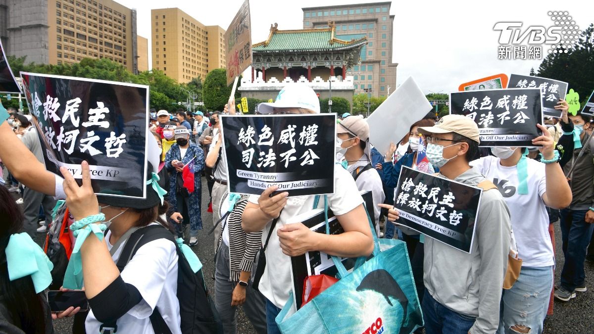 小草在426集會舉出救柯和罷免標語。(圖/胡瑞麒攝)
