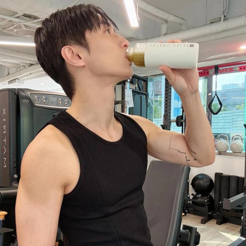 阿本透過喝沙拉飲來補充膳食纖維。(圖/翻攝自IG@aben6011)