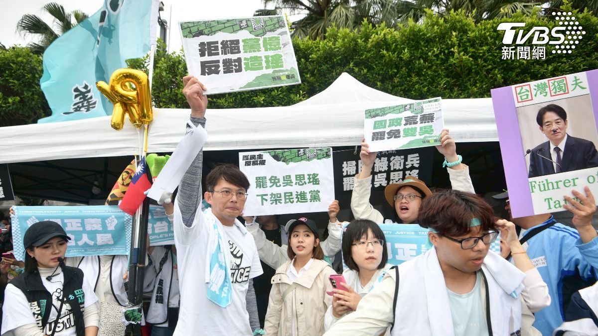 小草在426集會舉出救柯和罷免標語。(圖/胡瑞麒攝)