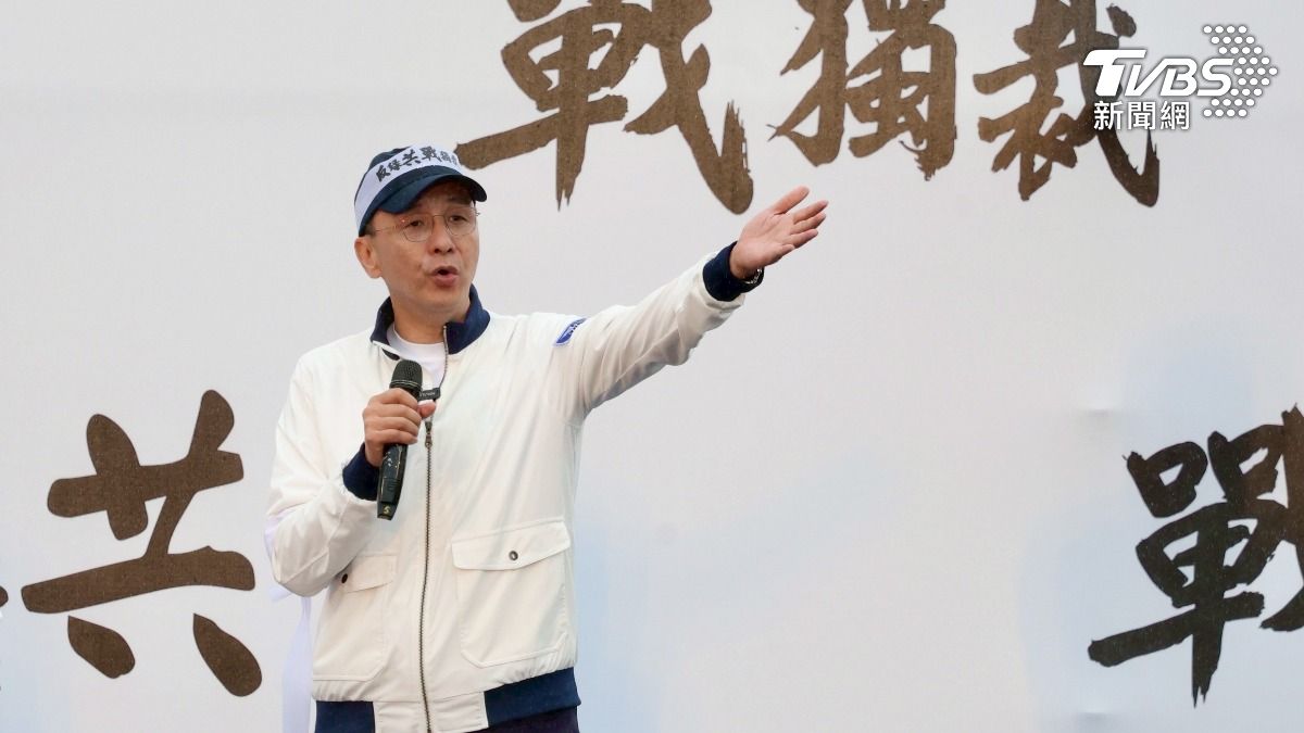 國民黨黨主席朱立倫上台領唱國旗歌。(圖/華子琛攝)