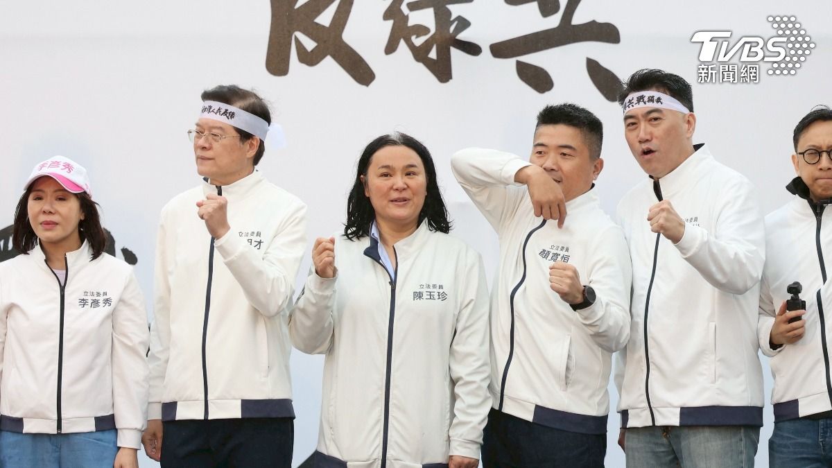國民黨立委賴士葆、陳玉珍等上台高喊口號反綠共。(圖/華子琛攝)