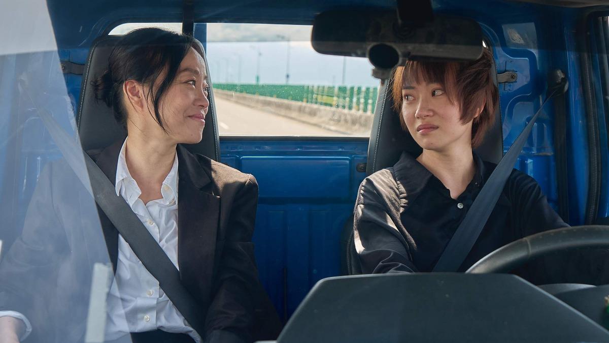 演員范瑞君(左)、陳又瑄最終貨車上情感戲令人動容。(圖/公視提供)