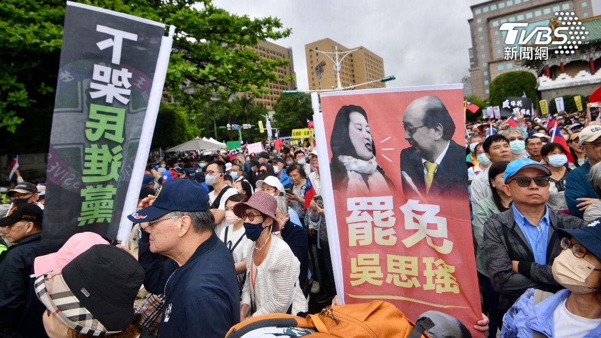 凱道現場罷免標語。(圖/胡瑞麒攝)