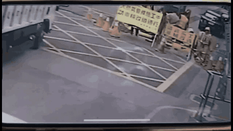 工程瞬間爆炸引火光。(圖/TVBS)