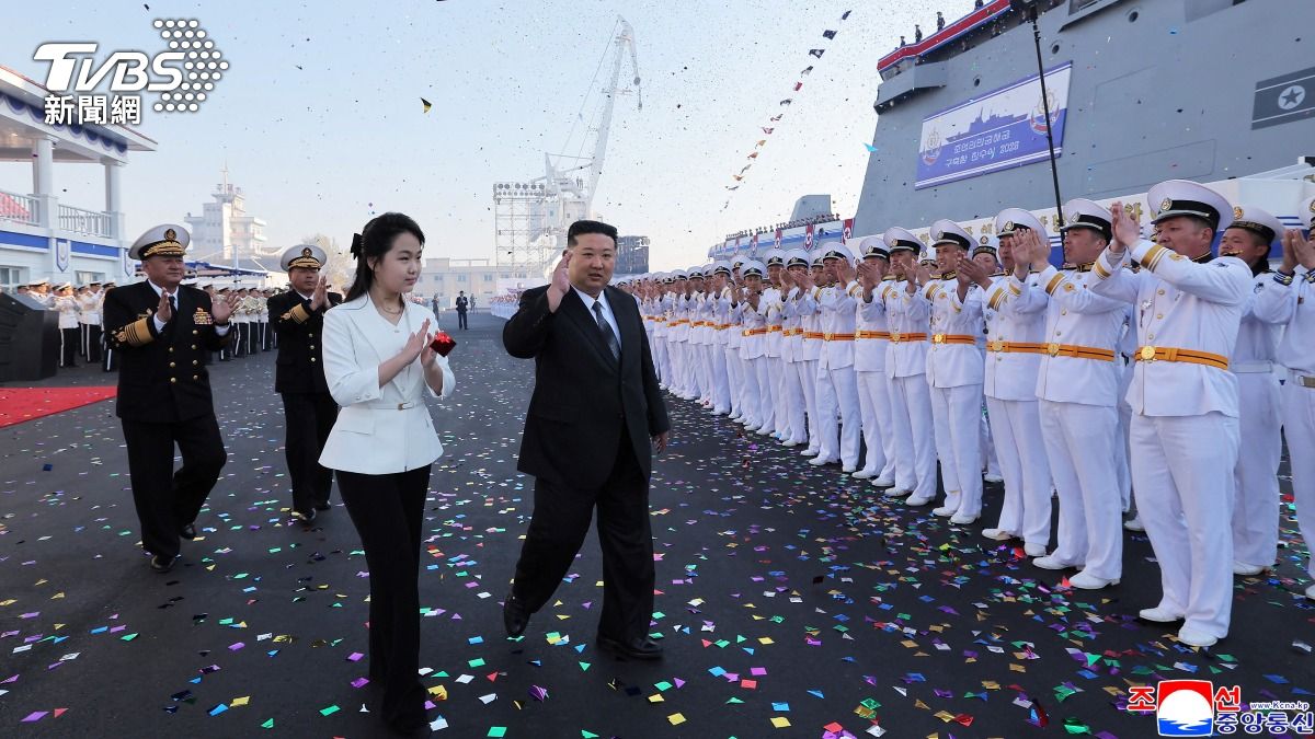 北韓稱「最強大武器」驅逐艦下水 金正恩攜愛女現身