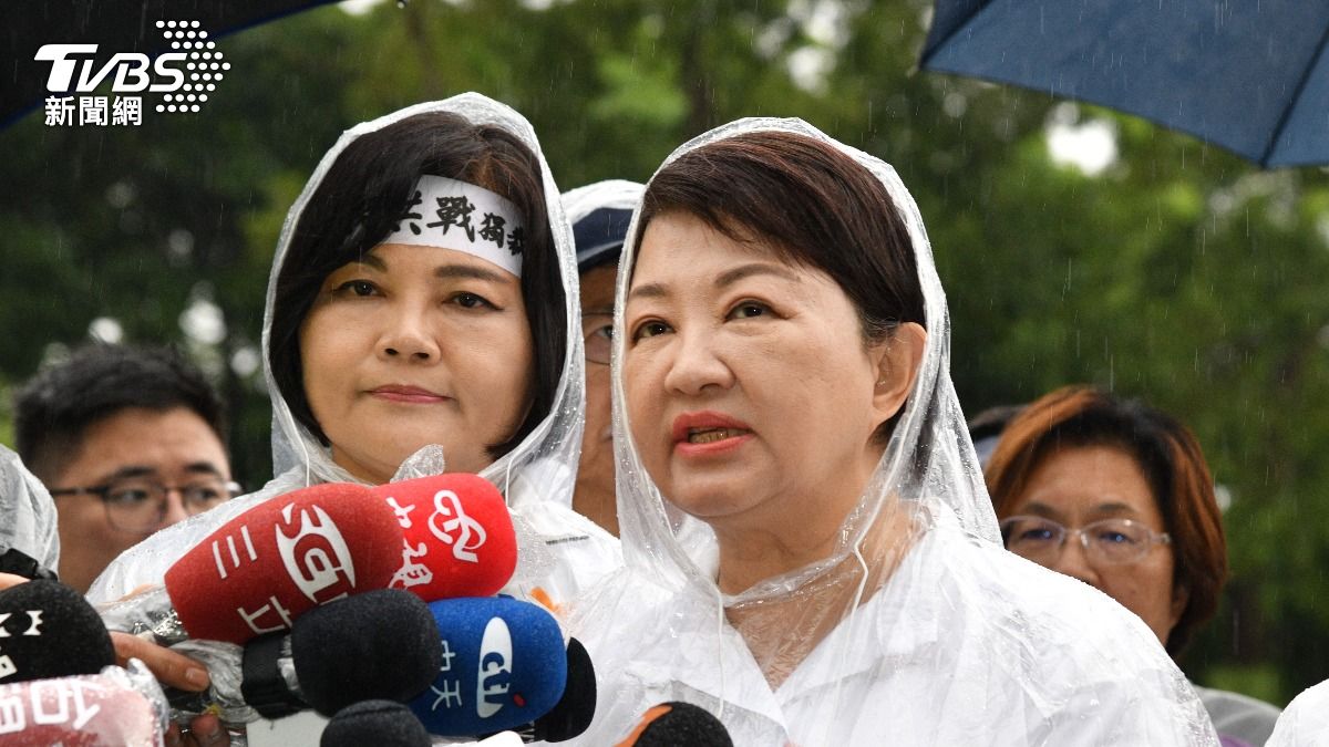 台中市長盧秀燕(右)受訪。(圖/胡瑞麒攝)