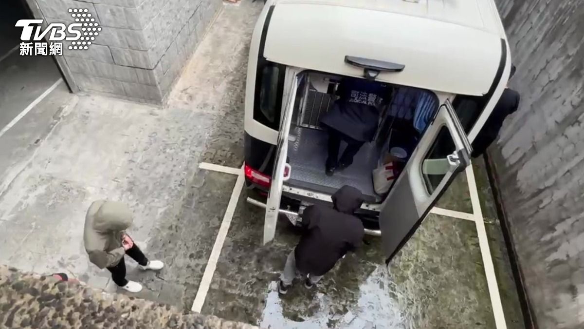 被收押3人依序步上囚車。（圖／TVBS）