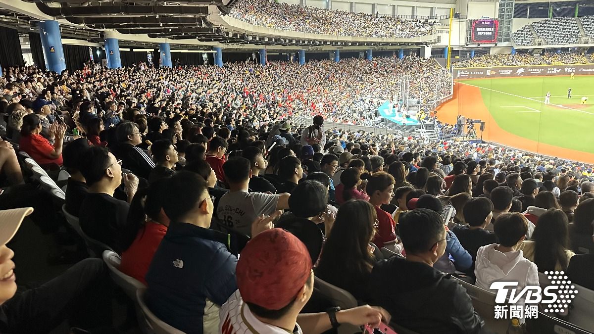 味全龍今在大巨蛋對戰中信兄弟。(圖/張良瑜攝)